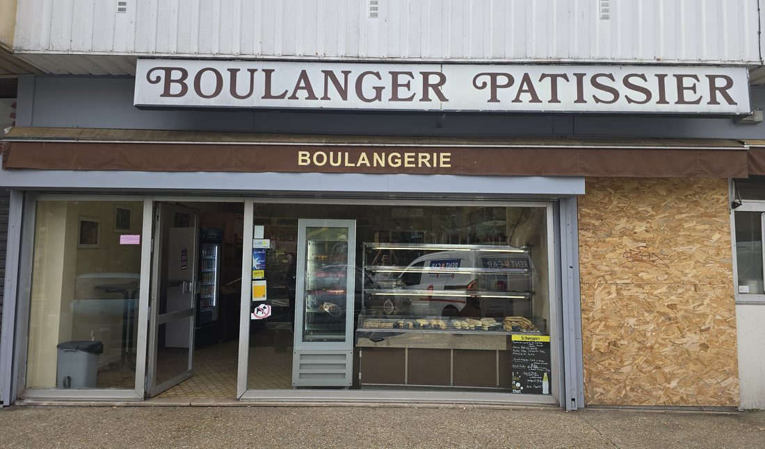 La façade de la boulangerie, sous l'enseigne « Boulanger Patissier »