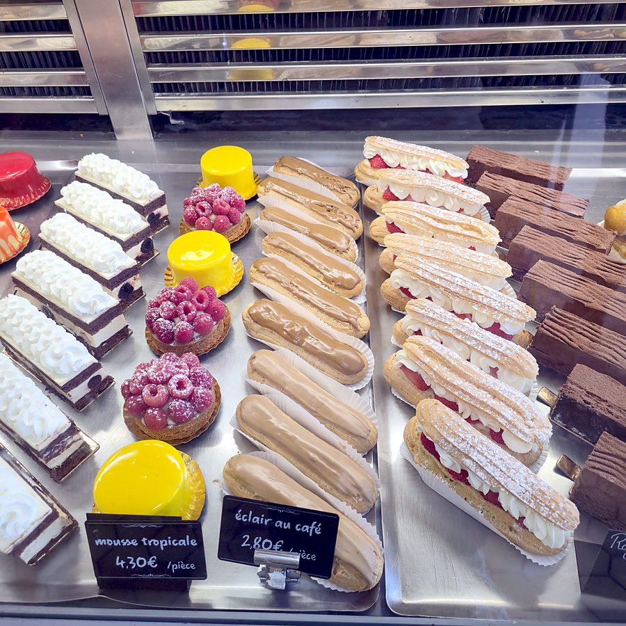 Éclairs, tartelettes et entremets en vitrine